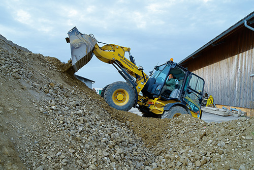 Ladearbeiten mit Baggern und LKW im Steinbruch/Schotterwerk